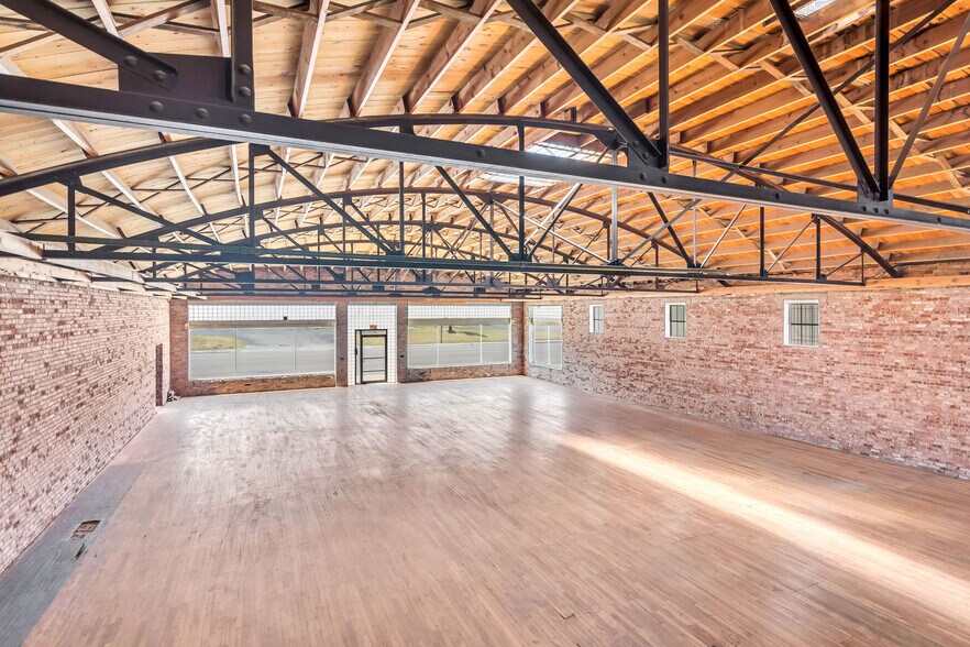 More Photos Of 815 W Broadway St, Ardmore Freestanding For Sale