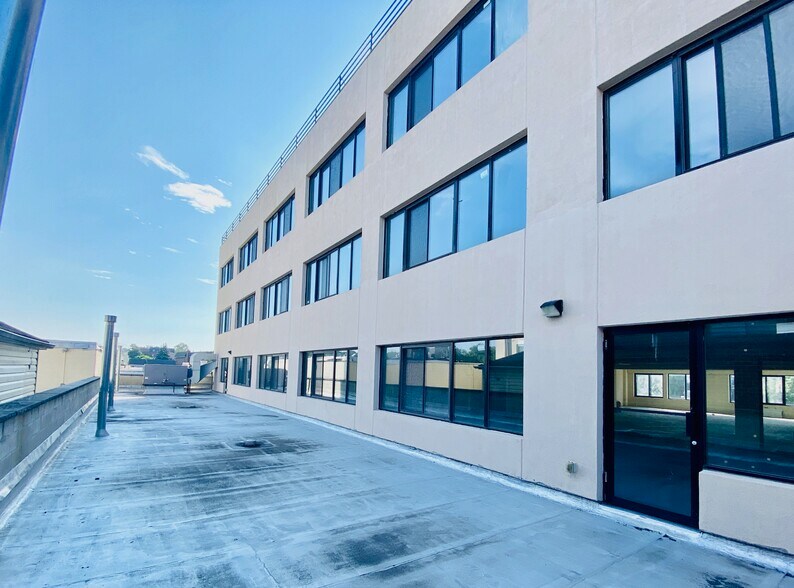 More Photos Of 1961 49th St, Long Island City Office For Lease