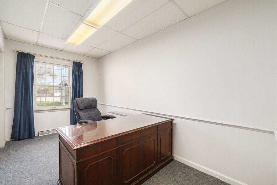 More Photos Of 261 W Johnstown Rd, Columbus Coworking Space