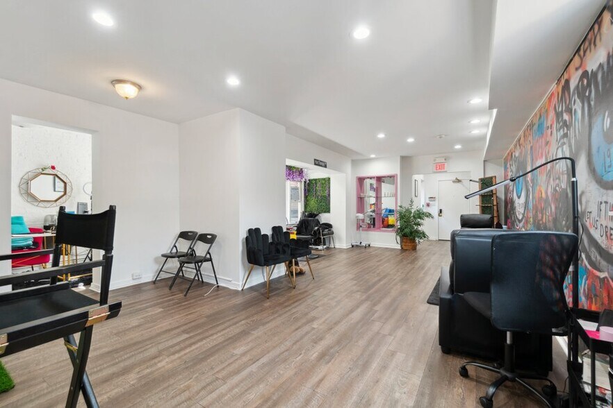 More Photos Of 519-521 N Charles St, Baltimore Office For Sale