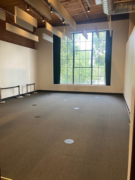 More Photos Of 1175-1195 Park Ave, Emeryville Showroom For Lease