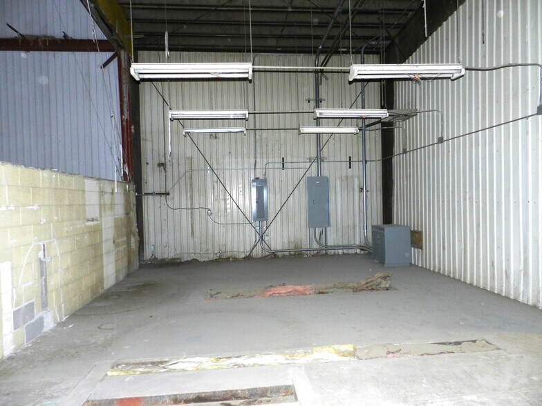 More Photos Of 2520 N River Rd, Olathe Warehouse For Sale