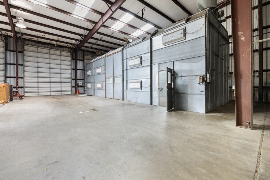 More Photos Of 12050 Proctor St, Houston Warehouse For Lease