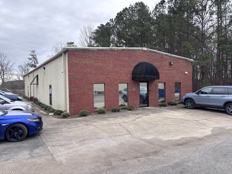 Primary Photo Of 82 Industrial Blvd, Attalla Medical For Lease