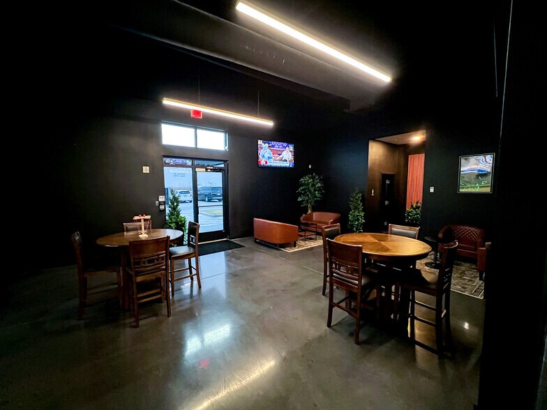 More Photos Of 6409 N Big Spring St, Midland Storefront For Sale