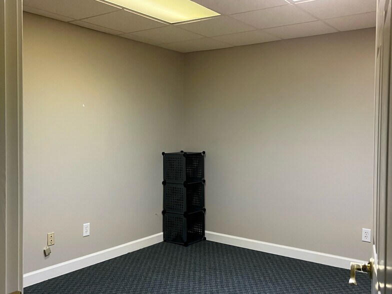 More Photos Of 500 Sun Valley Dr, Roswell Office For Sale