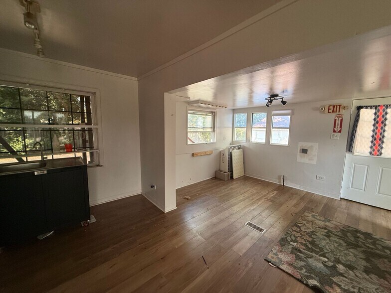 More Photos Of 231 N Milwaukee Ave, Wheeling Freestanding For Sale