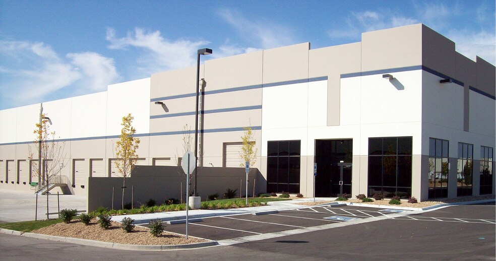 More Photos Of 3500 N Windsor Dr, Aurora Warehouse For Lease