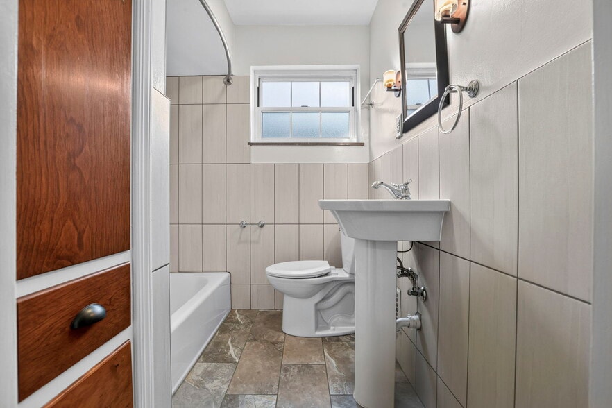 More Photos Of 802 Kenwick Rd, Columbus Apartments For Sale