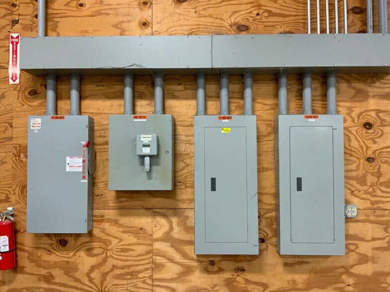 More Photos Of 315 S Sycamore St, Flora Warehouse For Lease