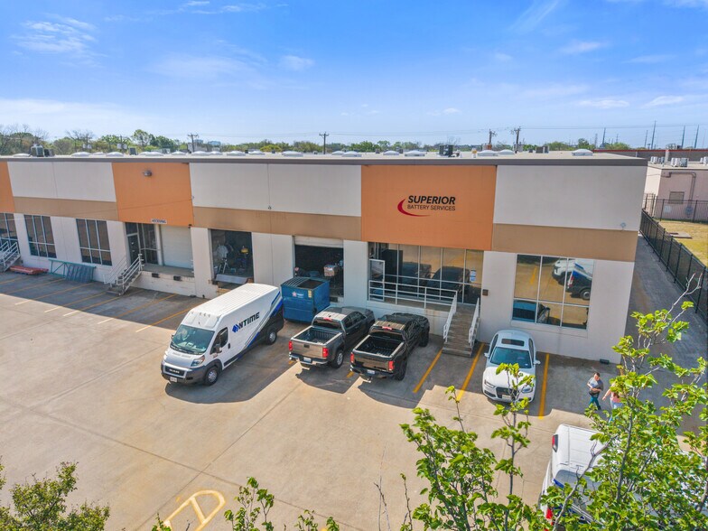 More Photos Of 13777 Bee St, Farmers Branch Warehouse For Lease