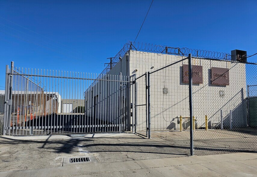 More Photos Of 6878-6880 Beck Ave, North Hollywood Warehouse For Lease