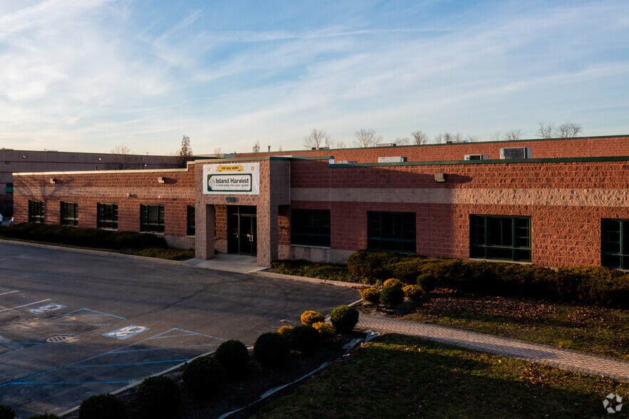 Primary Photo Of 126 Spagnoli Rd, Melville Warehouse For Lease