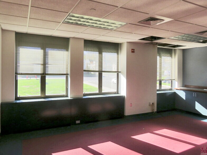 More Photos Of 10 Main St, Bristol Office For Lease