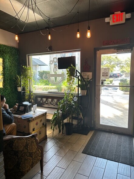 More Photos Of 2724-2728 Hollywood Blvd, Hollywood Storefront For Lease