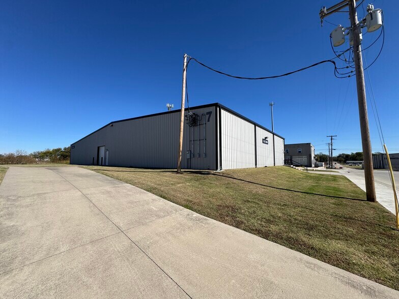 More Photos Of 130 E 9th St, Ada Warehouse For Lease