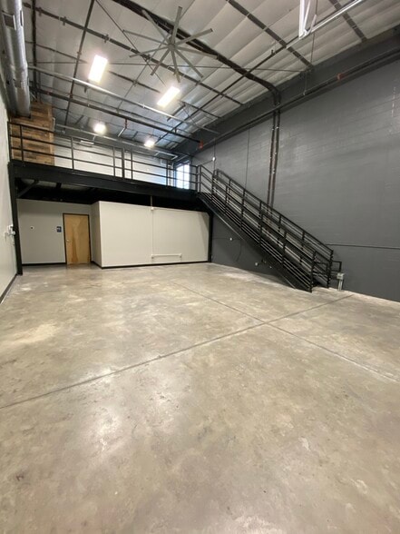 More Photos Of 2100 Double Creek Dr, Round Rock Warehouse For Lease
