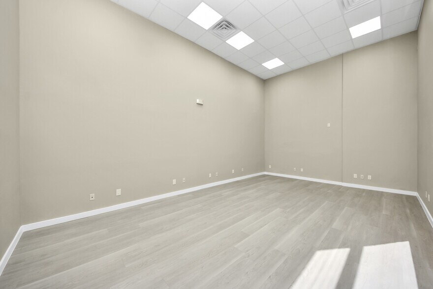 More Photos Of 1563 Live Oak St, Webster Office For Sale