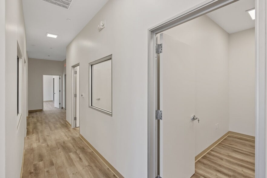 More Photos Of 8246 W Mineral King Ave, Visalia Warehouse For Lease