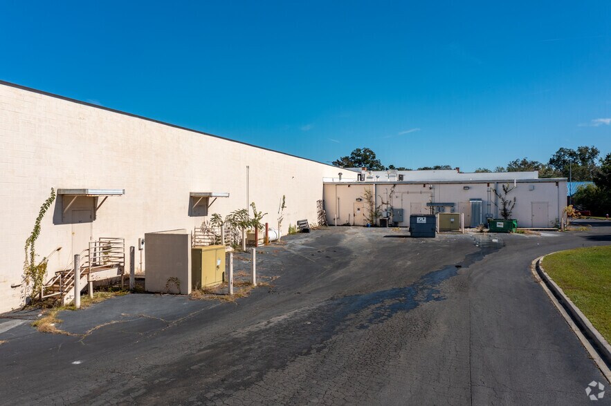 More Photos Of 140 W Dykes St, Cochran Supermarket For Lease