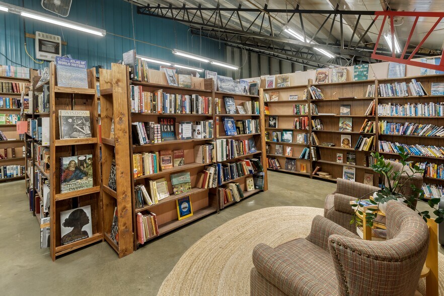 More Photos Of 462 E Henri De Tonti Blvd, Springdale Warehouse For Sale