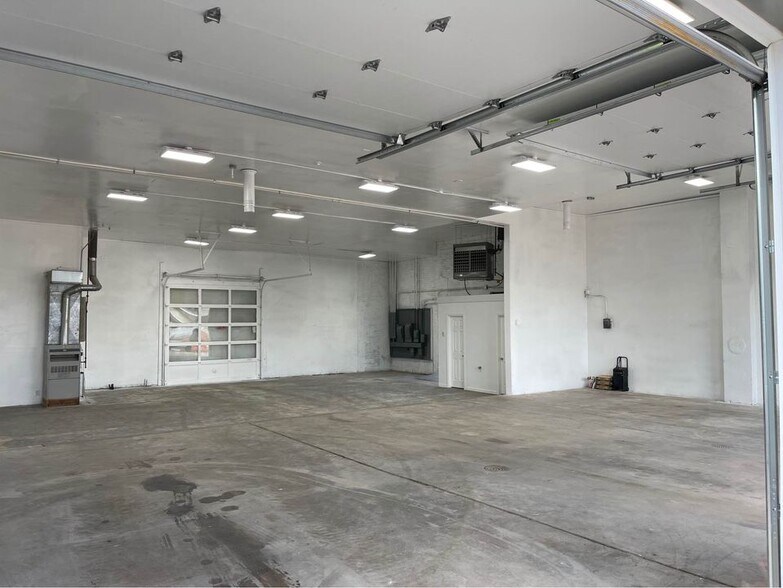 More Photos Of 210 Chestnut St, Sterling Showroom For Lease