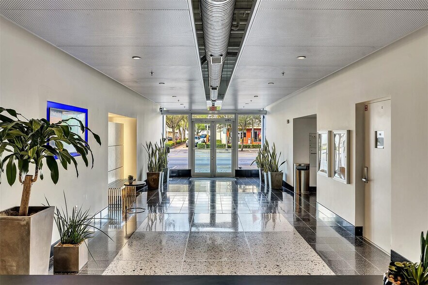 More Photos Of 8101 Biscayne Blvd, Miami Office For Sale