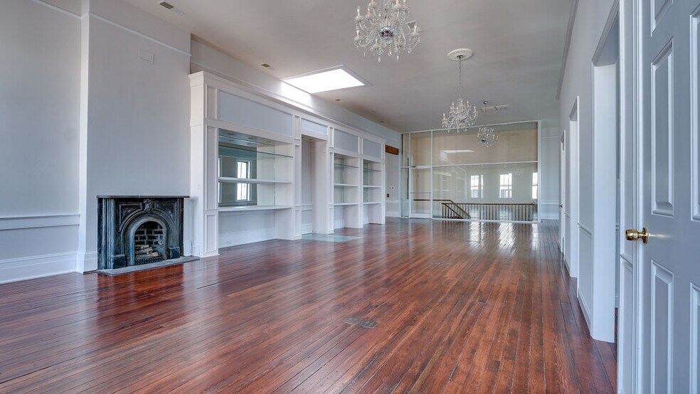 More Photos Of 36 W Broughton St, Savannah Office For Lease