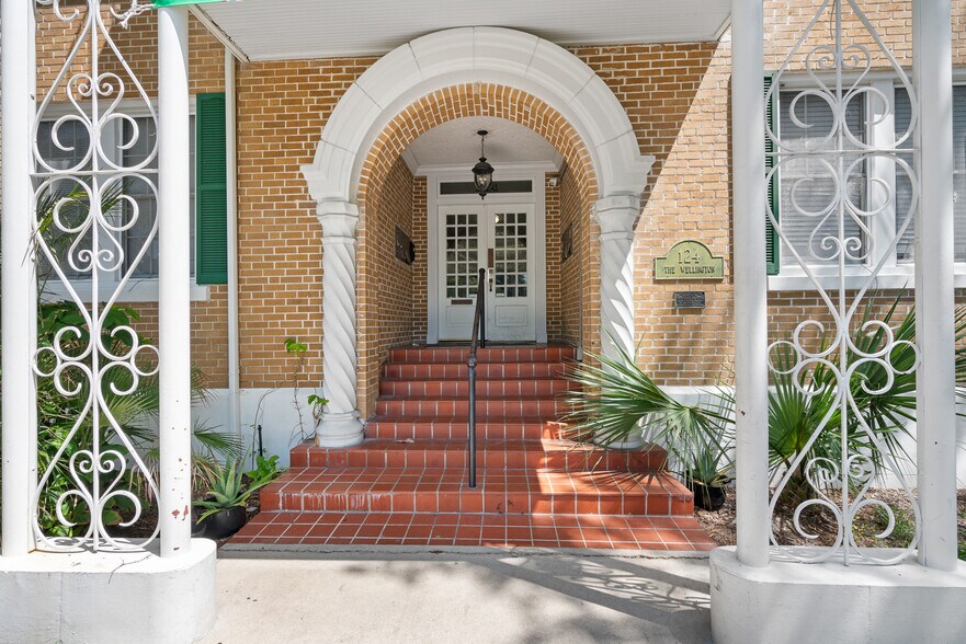 More Photos Of 124 Live Oak Ave, Daytona Beach Apartments For Sale