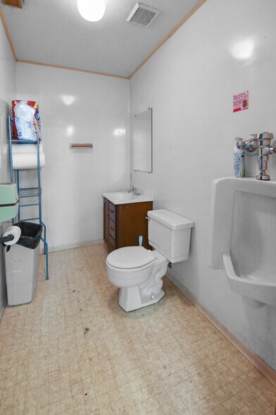 More Photos Of 603 E 2nd St, Ogallala Showroom For Sale