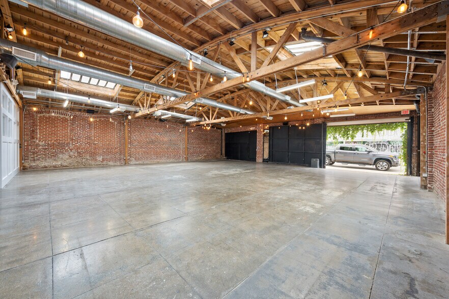 More Photos Of 3921 W Jefferson Blvd, Los Angeles Flex For Lease