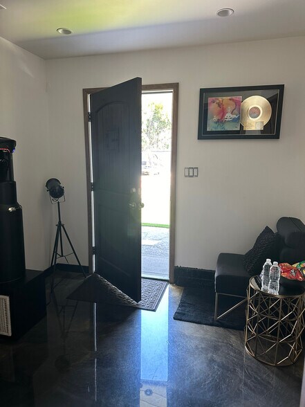 More Photos Of 5520-5522 Cahuenga Blvd, North Hollywood Freestanding For Sale