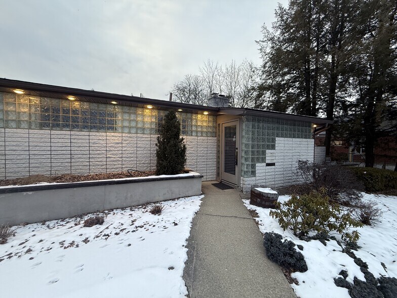 More Photos Of 235 Saratoga Rd, Schenectady Office For Sale