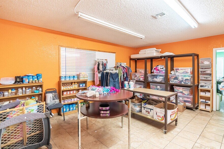 More Photos Of 102 Fletcher Dr, Del Rio General Retail For Sale