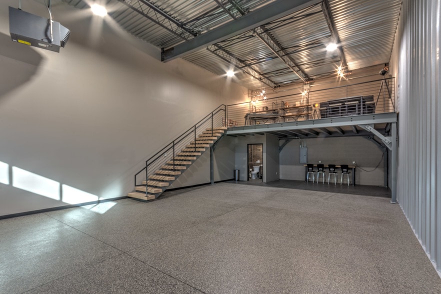More Photos Of 2100 Double Creek Dr, Round Rock Warehouse For Lease