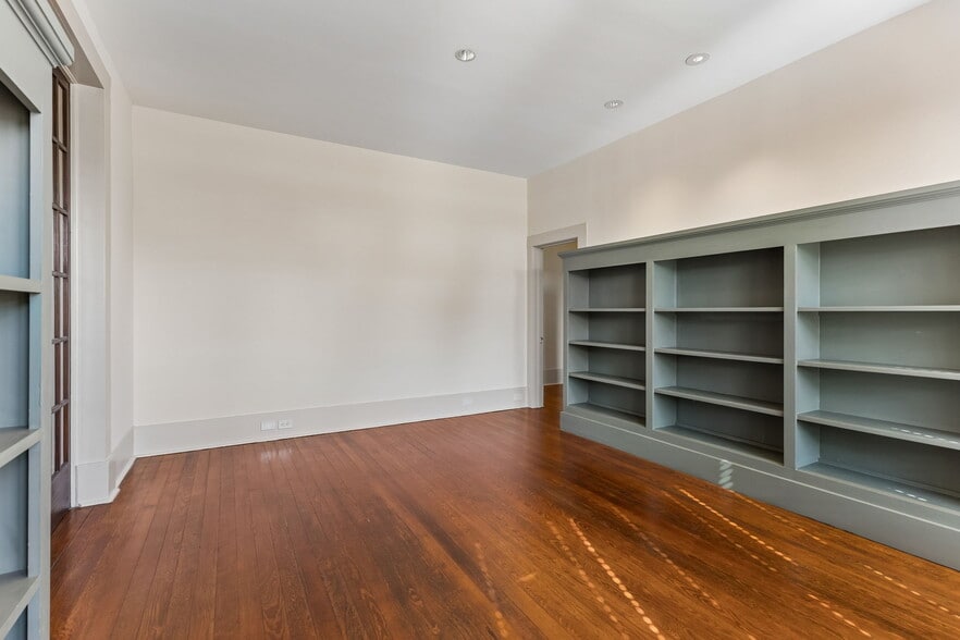 More Photos Of 117 W Mistletoe Ave, San Antonio Office For Sale