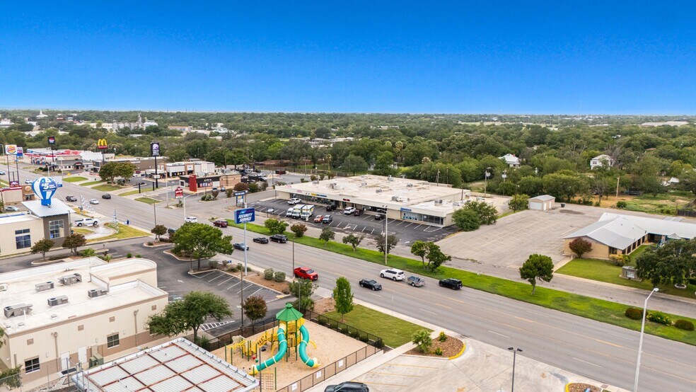 More Photos Of 600-612 E Main St, Uvalde Storefront For Lease