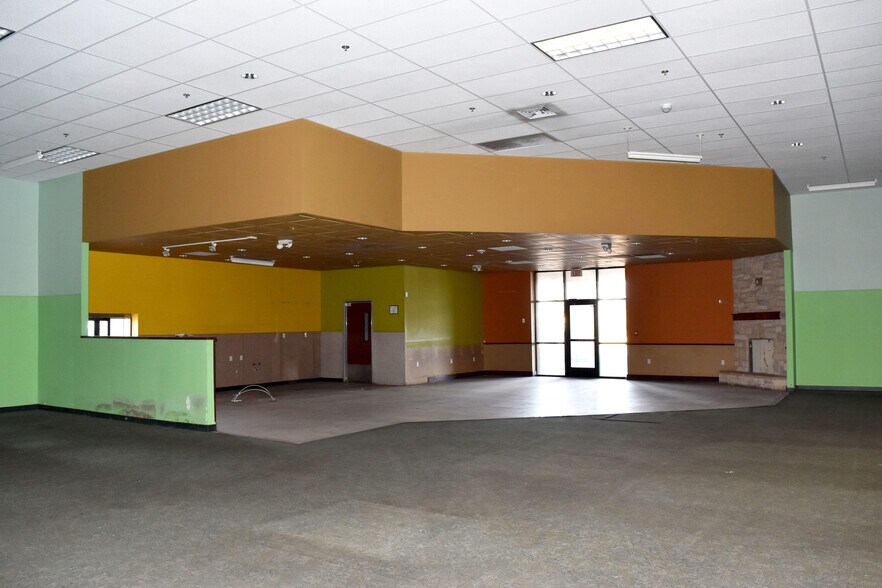 More Photos Of 3249 50th St, Lubbock Supermarket For Lease