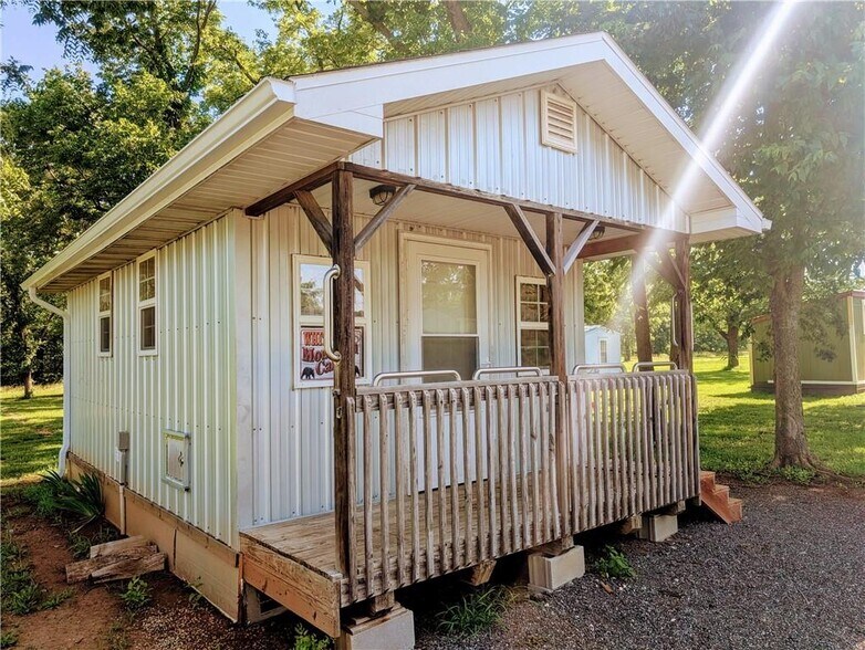 More Photos Of 74 2nd St, Moran Trailer Camper Park For Sale