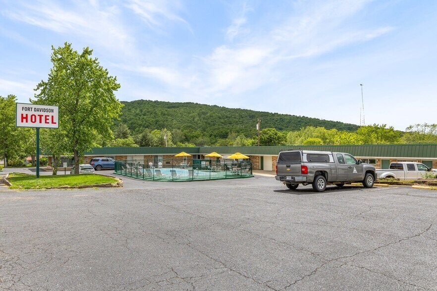 More Photos Of 310 S McCune St, Pilot Knob Hotel For Sale