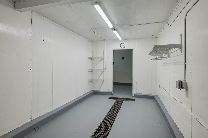 More Photos Of 174 NW 9th ave, Mulberry Distribution For Sale