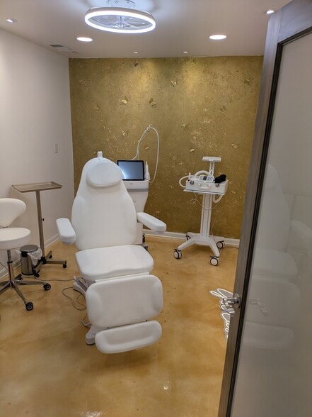 More Photos Of 1051 Johnnie Dodds Blvd, Mount Pleasant Medical For Lease