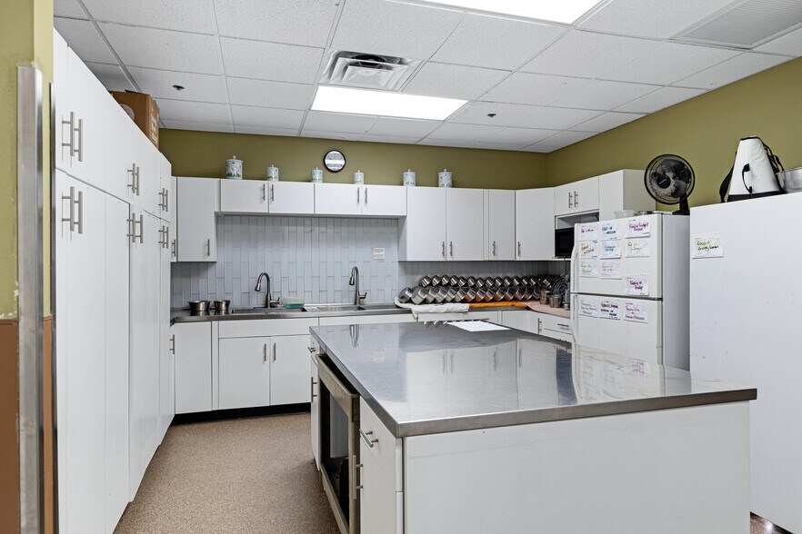 More Photos Of 6909 E Lincoln Dr, Paradise Valley Veterinarian Kennel For Sale