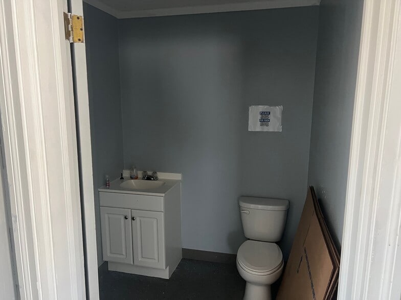 More Photos Of 1625 N US Highway 29, Salisbury Flex For Sale