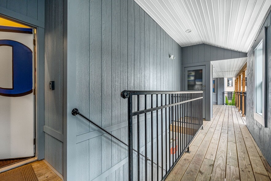 More Photos Of 207 Bank St, New Albany Apartments For Sale