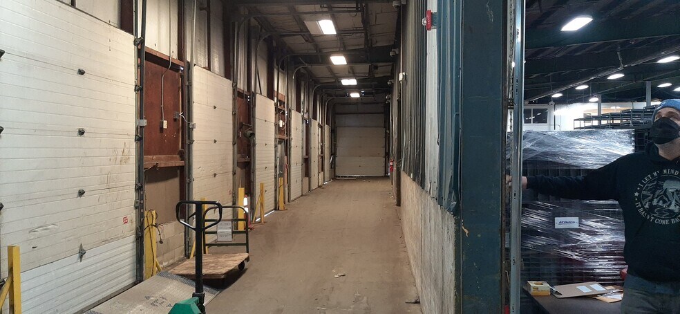 More Photos Of 80 Holton St, Woburn Service For Lease