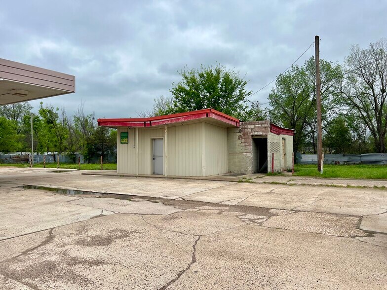 More Photos Of 1425 S Church St, Paris Freestanding For Sale