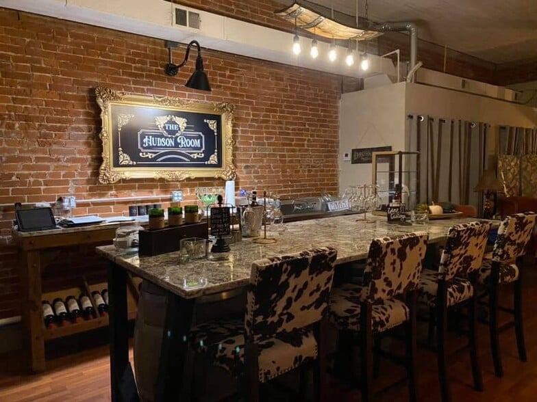 More Photos Of 323 S Hudson St, Buckner Storefront For Sale