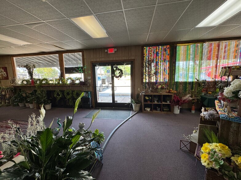 More Photos Of 706 N Perry St, Palestine General Retail For Sale