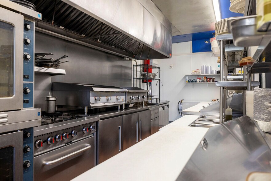 More Photos Of 7588 N Broadway, Red Hook Specialty For Sale